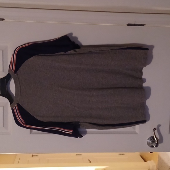 💙🌺 Gray And Blue Shirt - Picture 8 of 9